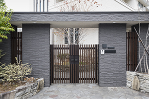 japanese-house-entrance-with-fence.jpg